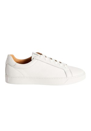Witte leren sneaker met een gladde afwerking, ronde neus, vetersluiting aan de voorkant en een contrasterende beige binnenkant. Kenmerkt zich door minimale naden en subtiele branding.
