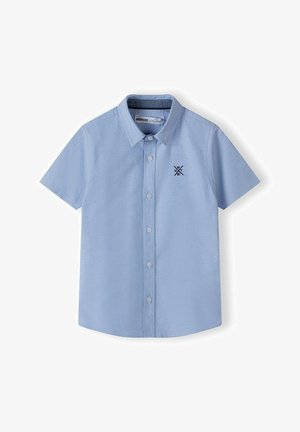 Koszula z krótkim rękawem w jasno niebieskim kolorze, wykonana z bawełny, z kołnierzykiem na guziki i małym granatowym logo na lewej piersi.