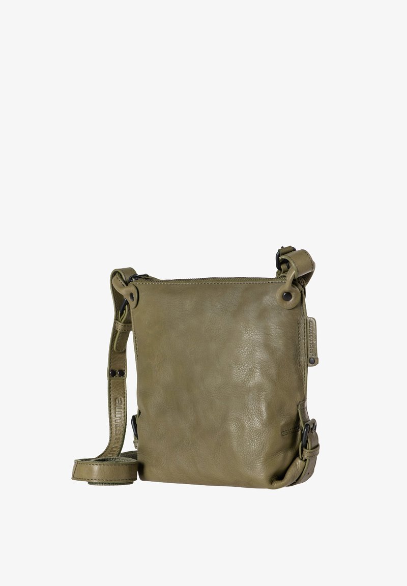 Borsa a tracolla verde in pelle con finitura testurizzata, tracolla regolabile, chiusura con zip e dettagli metallici. Forma rettangolare compatta.