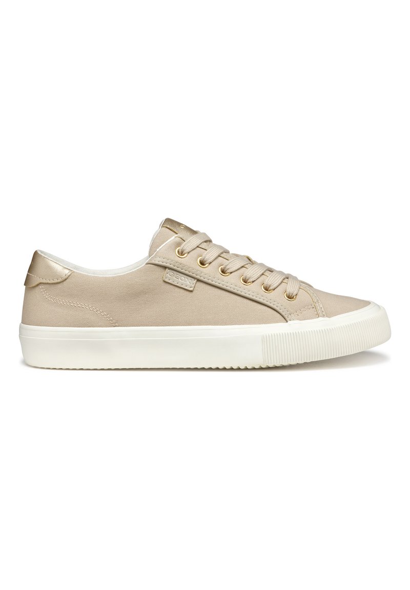 Beige lerretsneakers med hvit gummi såle, med gulltonede eyelets, snørelukking og polstret krage for komfort.