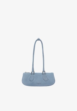 Hellblaue Wildleder-Handtasche mit langen Schulterriemen, rechteckiger Form und Reißverschluss, vorne mittig mit dem Markennamen "Liebeskind Berlin" versehen.