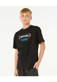 Sort bomulds T-shirt med korte ærmer, hvor fronten har et stort, flerfarvet "RIPCURL" logo og tekst. Casual fit.