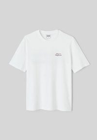 T-shirt en coton blanc à manches courtes, col rond, avec un texte léger couleur bordeaux "Meet me Playground" sur la partie gauche de la poitrine.