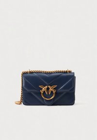 Tengerészkék bőrtáska steppelt mintával, aranyszínű láncpánttal és az elején díszítő, dupla madár formájú fém részlettel.