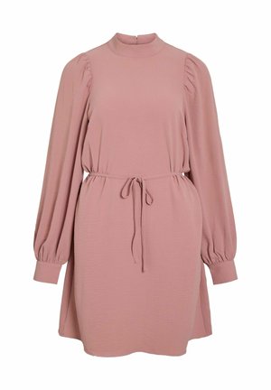 Abito lungo rosa a maniche lunghe con colletto alto, spalle arricciate, vita con coulisse e tessuto morbido. Forma svasata con maniche a polsini.