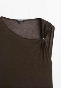 Tmavě hnědý tílko bez rukávů se shromážděnou látkou připnutou na jednom rameni, zobrazující značkovou etiketu Massimo Dutti uvnitř límce.