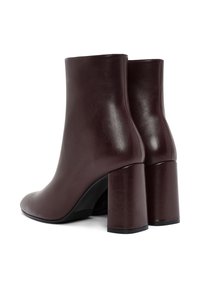 Bordeaux leren enkelboots met een gladde textuur, ronde neus en een stevige hoge hak, met een klassiek ontwerp en minimale details.