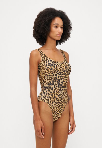 Bañador de una sola pieza con estampado de animal que presenta un patrón de leopardo en tonos de bronceado y negro, con una textura ajustada y suave y tirantes anchos.