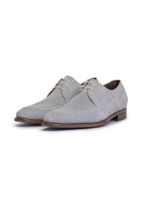 Scarpe stringate in suede grigio con un design testurizzato, punta liscia e tacco in legno. Presentano delicati dettagli di cucitura e un'estetica minimalista.
