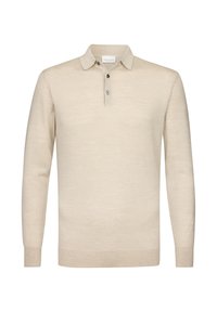 Polo beige à manches longues en tissu doux avec un col classique, une patte de boutonnage à trois boutons et des bords côtes aux poignets et à l'ourlet.