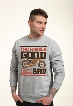 Grauer Sweatshirt mit einem Motorrad-Graphic und dem Text "ZWEI RÄDER GUT VIER RÄDER SCHLECHT" in Braun und Rot. Lange Ärmel, gerippte Bündchen.