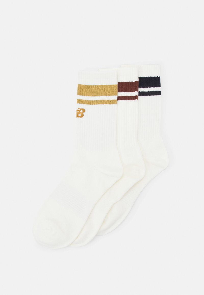 Calcetines de algodón en blanco, que incluyen tres pares con rayas de colores: dorado, burdeos y negro. Cada par tiene una textura acanalada y un logo.