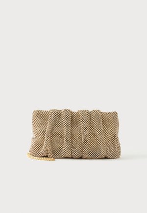 Liten gyllen mesh clutch-veske med rynket design og delvis synlig gyllen kjedestropp på ensfarget hvit bakgrunn.