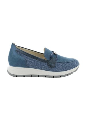 Scarpa blu slip-on con tessuto intrecciato e texture in camoscio, suola bianca e dettaglio decorativo con fibbia sulla parte superiore.