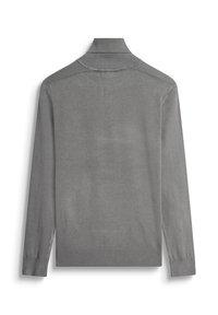 Pullover grigio a maglia con maniche lunghe e colletto alto. Presenta dettagli a coste su spalle e polsini. Texture liscia, design minimalista.