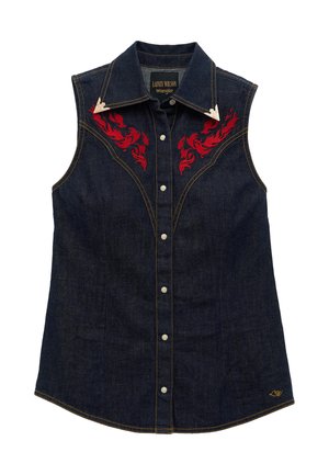 Dunkelblaues ärmelloses Jeanshemd mit Druckknöpfen, roter Stickerei auf der Brust, spitzem Kragen mit silbernen Spitzen und "LW"-Stickerei am unteren Saum.