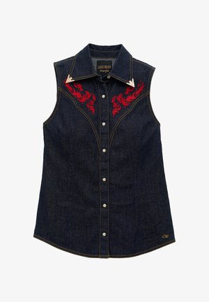 Dunkelblaues ärmelloses Jeanshemd mit Druckknöpfen, roter Stickerei auf der Brust, spitzem Kragen mit silbernen Spitzen und "LW"-Stickerei am unteren Saum.