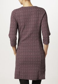 Abito al ginocchio in tessuto a maglia, caratterizzato da un motivo testurizzato in tonalità di viola e rosa, con maniche a tre quarti e scollatura rotonda.