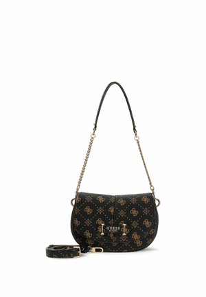 Zwarte Guess schoudertas met gouden kettingriem, bruin monogrampatroon en afneembare lange leren riem op witte achtergrond.