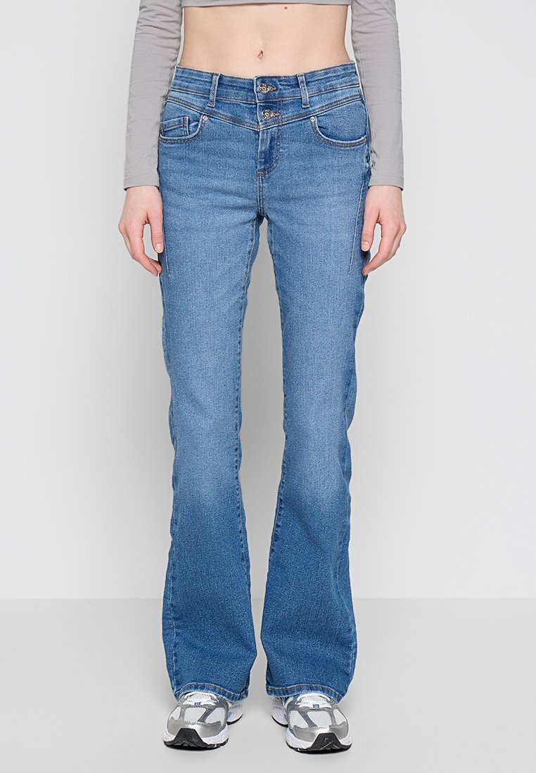 Hellblaue ausgestellte Jeans aus Denim, mit normaler Taille, zwei vorderen Taschen und einem leichten Waschmuster für Textur.
