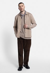 Redefined Rebel JOHN COMFORT FIT - Bukse - demitasse