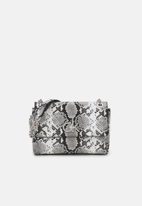 Borsa a tracolla con motivo pelle di serpente in bianco e nero, dotata di una tracolla in catena argentata e un dettaglio del logo sulla patta frontale. Texture liscia.