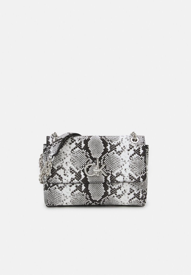 Borsa a tracolla con motivo pelle di serpente in bianco e nero, dotata di una tracolla in catena argentata e un dettaglio del logo sulla patta frontale. Texture liscia.