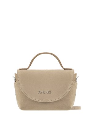 Beżowa zamszowa torebka z zaokrąglonym klapą, górnym uchwytem, srebrnymi elementami i wytłoczonym logo na froncie, charakteryzująca się kompaktowym designem.