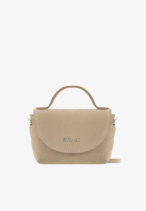 Beige Wildleder-Handtasche mit abgerundeter Klappe, Tragegriff oben, silberfarbenen Beschlägen und geprägtem Logo vorne, mit einem kompakten Design.