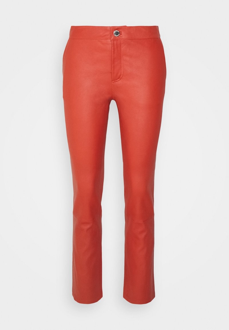 Pantalones de cuero rojo con un diseño ajustado, cierre de botón metálico y una textura suave. Presenta piernas rectas con costuras sutiles.