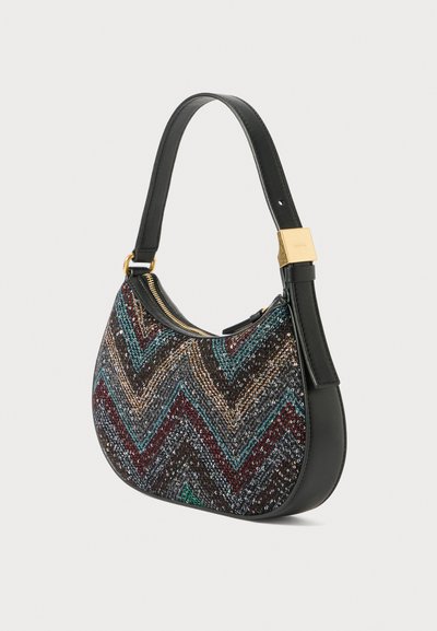 Hobo-väska med ett texturerat, flerfärgat zick-zackmönster, främst i mörka toner, med ett handtag i svart läder och detaljer i guld.