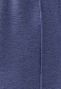 Dunkelblauer Stoff mit glatter Textur und subtiler Schimmer. Verfügt über eine vertikale Naht, die mittig verläuft. Aus einem weichen, dehnbaren Material gefertigt.