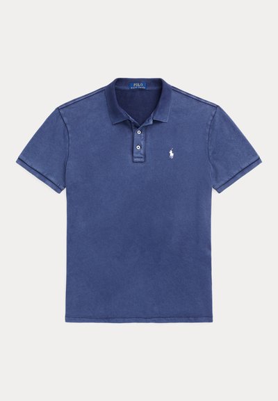 Ναυτικό μπλε πόλο μπλούζα, βαμβακερό ύφασμα, κοντά μανίκια, πλάκα τριών κουμπιών, κεντημένο λογότυπο στο αριστερό στήθος, ριμπ κολάρο, λείο υλικό.
