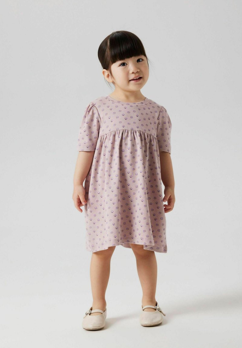 Robe en coton lilas avec des manches courtes bouffantes et une silouhette évasée, ornée de petits motifs floraux violets.