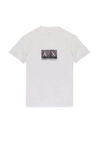 Camiseta blanca de algodón con un diseño impreso rectangular que presenta "A|X" y "ARMANI EXCHANGE" en texto negro, sobre un fondo gris.
