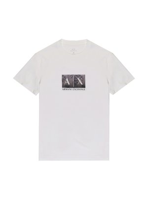 Camiseta blanca de algodón con un diseño impreso rectangular que presenta "A|X" y "ARMANI EXCHANGE" en texto negro, sobre un fondo gris.