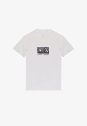 Camiseta blanca de algodón con un diseño impreso rectangular que presenta "A|X" y "ARMANI EXCHANGE" en texto negro, sobre un fondo gris.