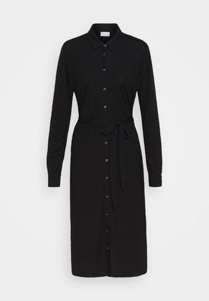 Robe chemise midi noire à manches longues, avec col, boutonnage sur le devant et ceinture en tissu nouée à la taille.