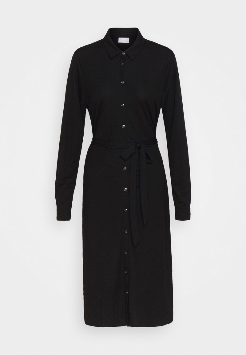 Robe chemise midi noire à manches longues, avec col, boutonnage sur le devant et ceinture en tissu nouée à la taille.