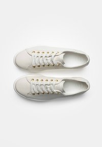 Baskets en cuir blanc avec œillets dorés, lacets plats, capuchon de orteil texturé et semelle intérieure douce, arborant un design minimaliste.
