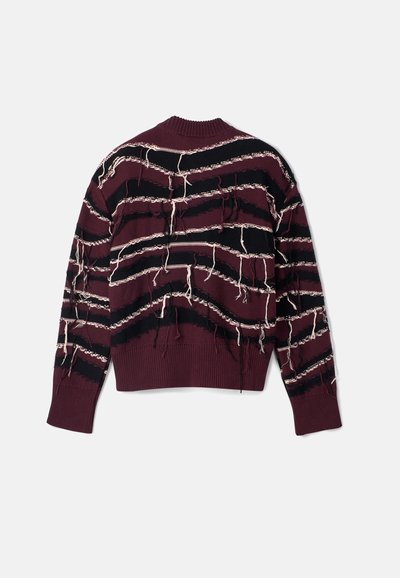 Maglione bordeaux con strisce a zigzag bianche e nere, con bordi sfrangiati e cols e polsini a coste, in tessuto a maglia media.