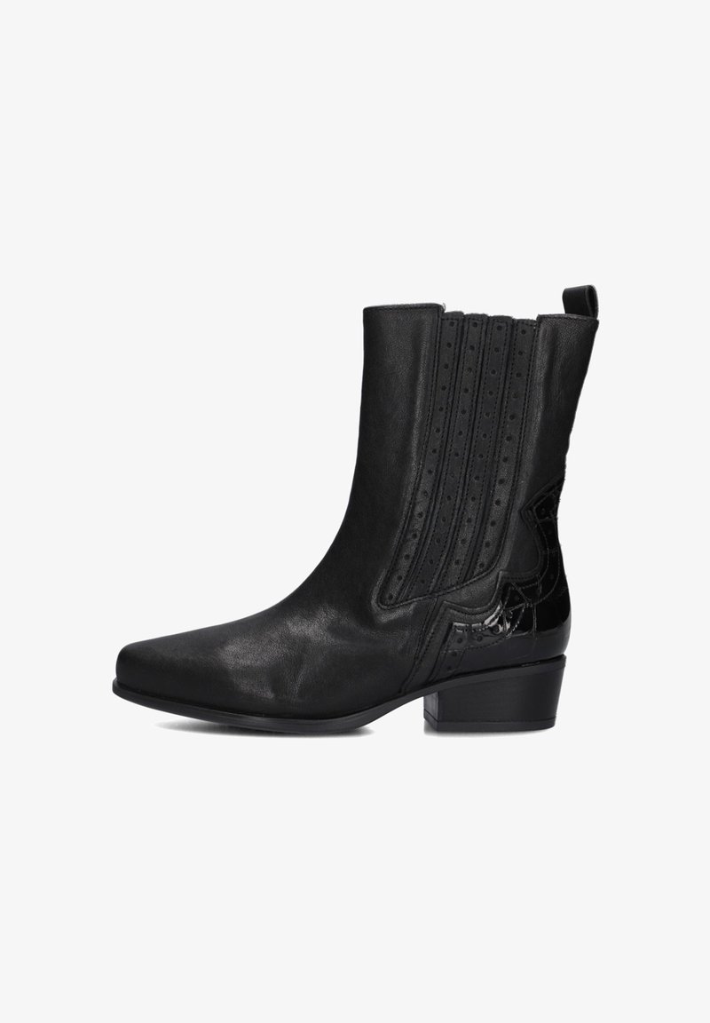 Schwarze Knöchelstiefel aus schwarzem glattem Leder mit gerippten Details, spitz zulaufender Zehenpartie und niedrigem Blockabsatz. Besondere Merkmale sind glänzende Lackakzente.