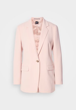 Blazer rose clair au design structuré, avec un bouton doré unique, deux poches avant et un intérieur doublé. Coupe ajustée avec des revers aigus.