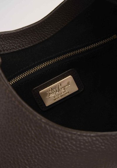 Sötétbarna, textúrázott bőrtáska belső része fekete béléssel, arany cipzárral és arany márkajeggyel, amelyen az olvasható: "Luisa Spagnoli Vera Pelle Made in Italy."