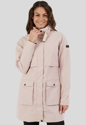 Helle rosa wasserdichte Jacke mit hohem Kragen, verstellbarem Kapuzenzug, zwei großen Fronttaschen und Druckknopfverschluss. Glatte Textur und modernes Design.
