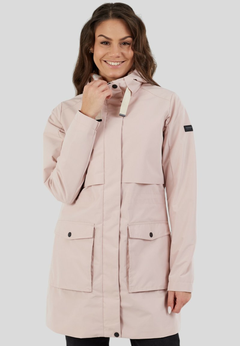Veste imperméable rose clair avec col haut, capuche à cordon de serrage, deux grandes poches avant et fermeture à pression. Texture lisse et design moderne.