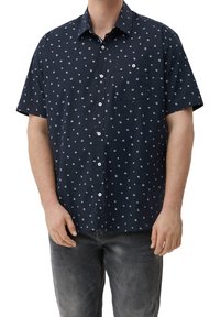 Camicia a maniche corte con colletto di colore navy con motivo floreale bianco, con bottoni e taschino sul petto. Il tessuto sembra leggero e liscio.