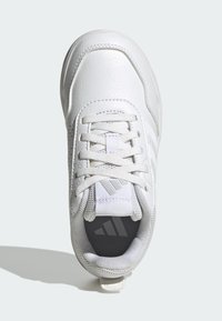 Zapato deportivo blanco con parte superior de cuero y malla, puntera redonda, diseño con cordones, cuello acolchado y marca sutil en la lengüeta.
