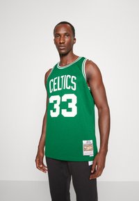 Grünes Basketballtrikot mit der Aufschrift "CELTICS" und der Nummer "33" in Weiß. Mesh-Stoff, gerippter Kragen und bestickte Etiketten am Saum.