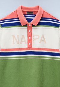 Polo à manches courtes avec col rose, rayures horizontales multicolores en bleu, vert et blanc, et inscription "NAPA" sur la poitrine.